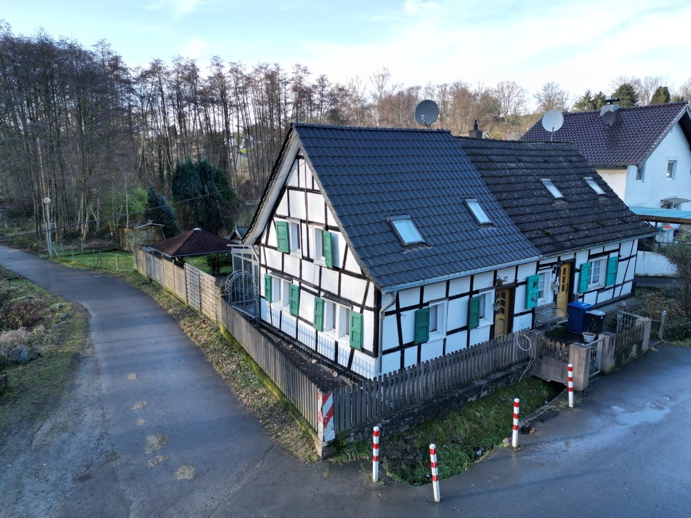 PROVISIONSFREI:
FACHWERKHAUS mit Wintergarten
in NATURLAGE am BIESENBACH