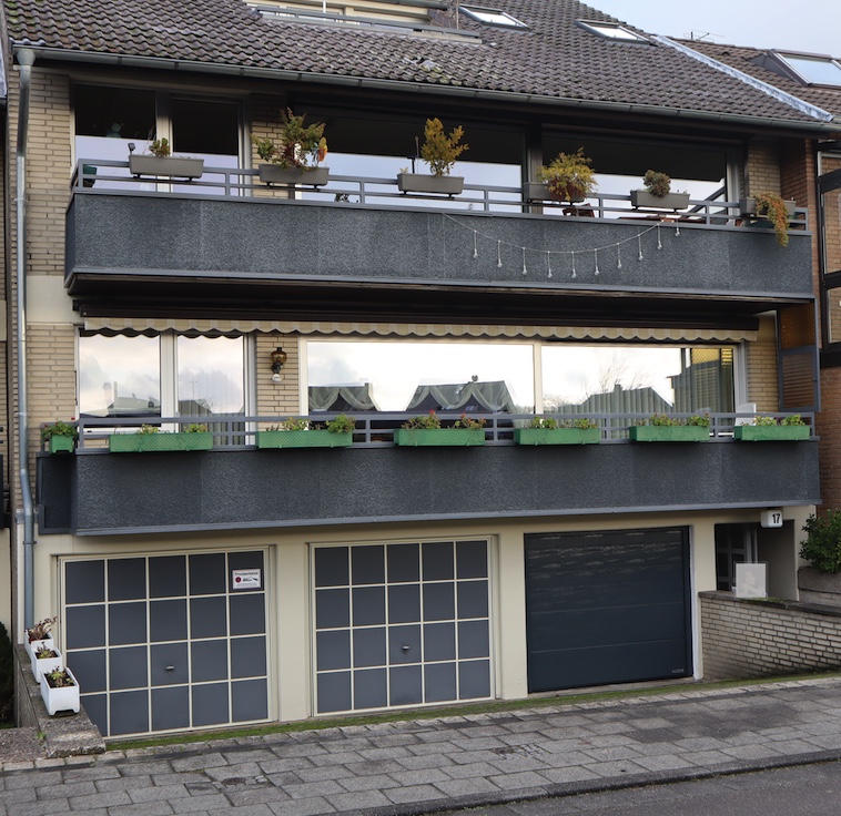 PROVISIONSFREI: BEZUGSFREIE 4-ZIMMER-WOHNUNG, GARTEN, 2 GARAGEN, 2 BALKONE, G-WC, EBK, NEUE FENSTER