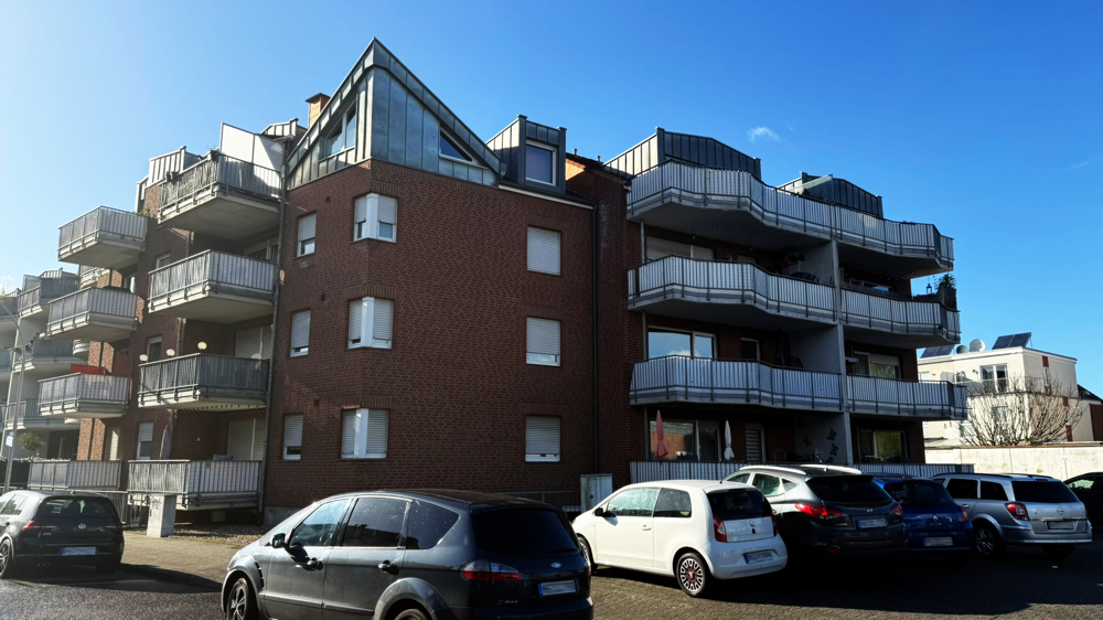 GEPFLEGTES 4-FAMILIENHAUS mit BALKONEN und GARAGEN
(ECKREIHENHAUS) in MÖNCHENGLADBACH-EICKEN