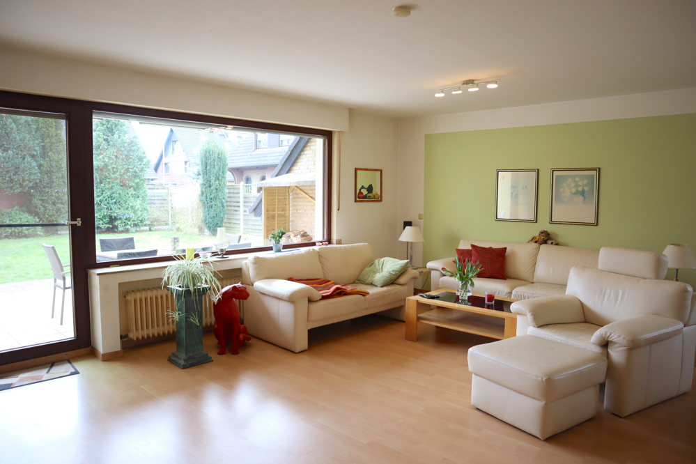 PROVISIONSFREI:
FAMILIENHAUS in SACKGASSENLAGE
mit 5 ZIMMERN, GARTEN, GARAGE, KAMIN, GÄSTE-WC