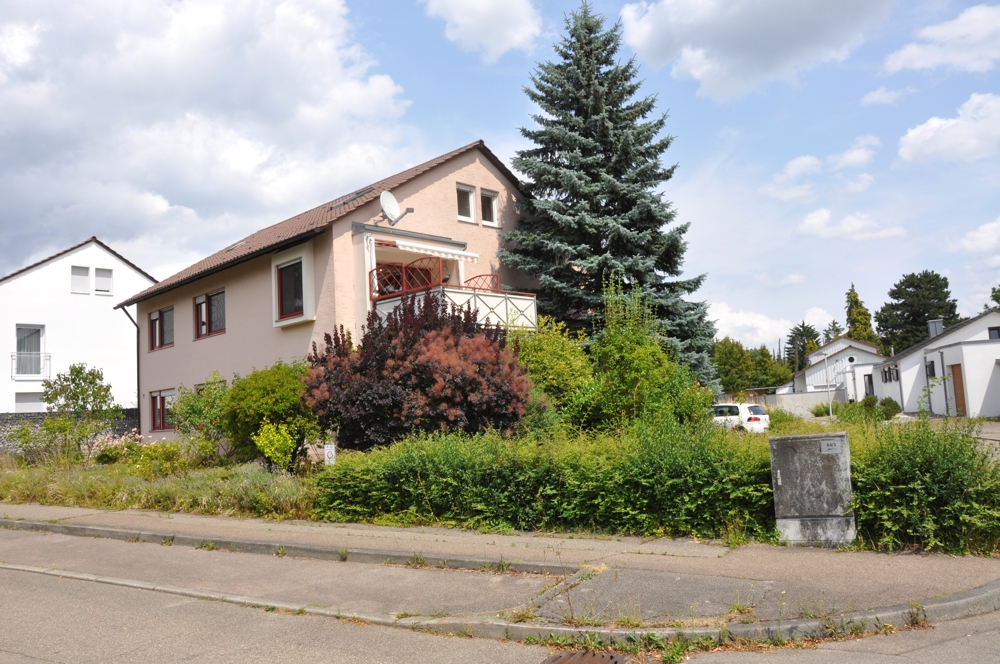 KAPITALANLAGE oder MEHRGENERATIONENHAUS:
TEILMODERNISIERTES DREIFAMILIENHAUS + GARTEN + DOPPELGARAGE