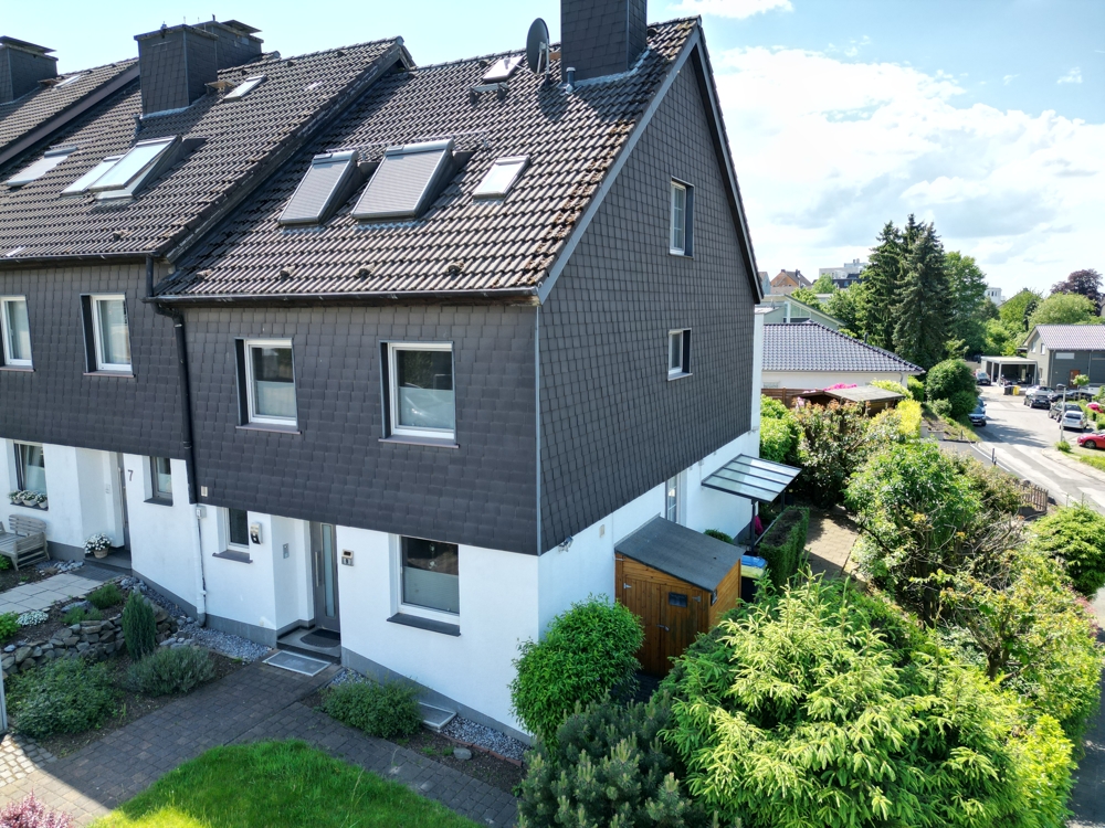 PROVISIONSFREI:
MODERN, GEPFLEGT & IDYLLISCH WOHNEN -
REIHENENDHAUS mit VIEL PLATZ für die FAMILIE