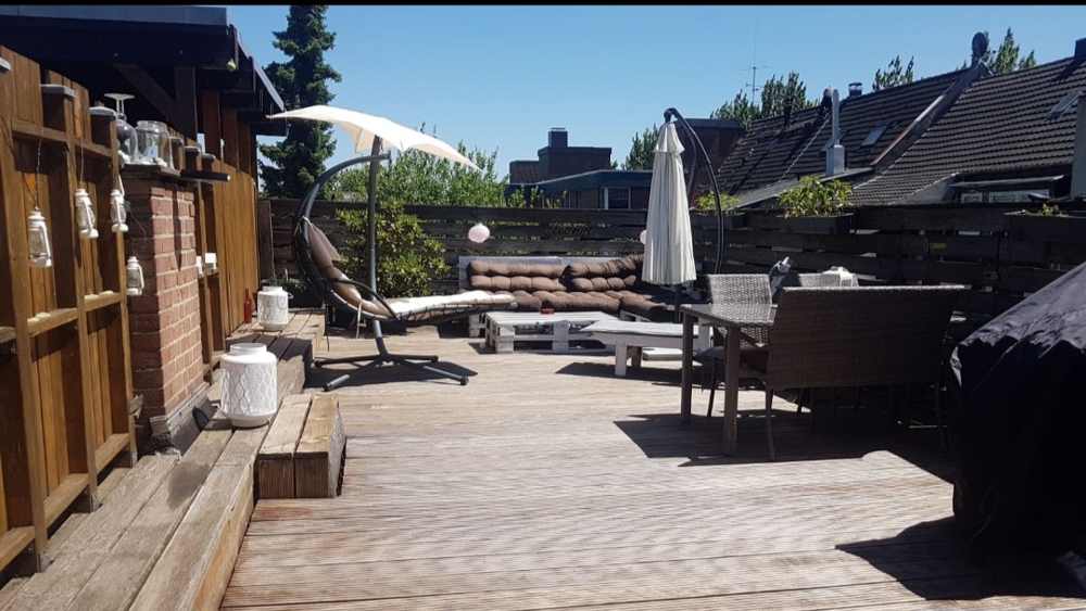 PROVISIONS-/BEZUGSFREI
2-ZIMMER + SPITZBODEN, TAGESLICHTBAD (WANNE/DUSCHE), GÄSTE-WC + DACHTERRASSE