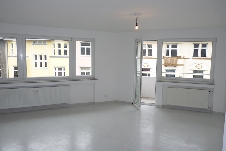 RENOVIERTER SINGLE-WOHNTRAUM 
mit MEGABAD und LOGGIA