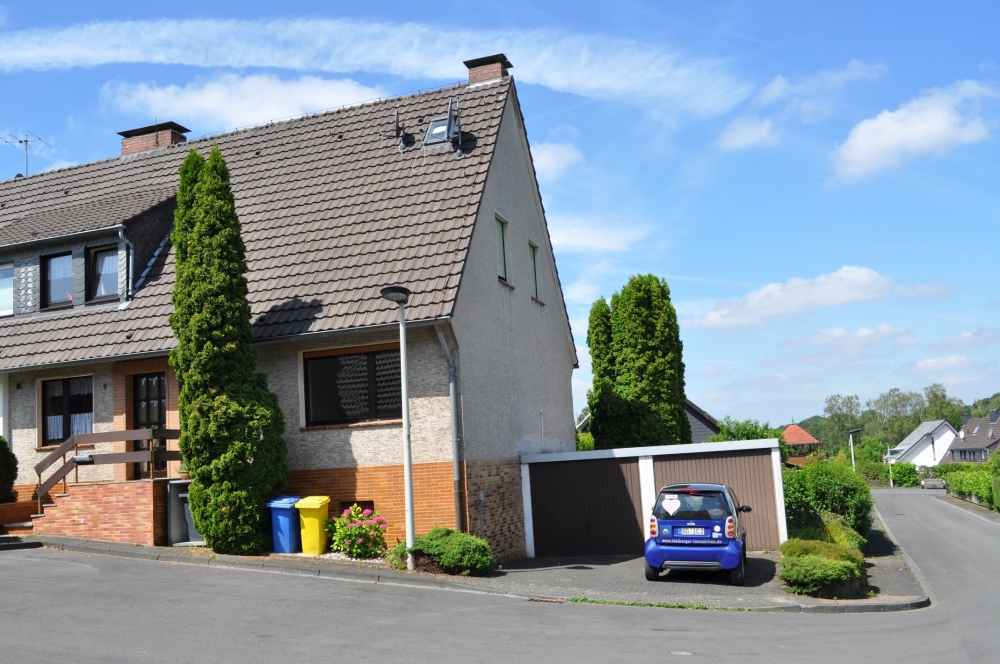 DHH mit EINLIEGERWOHNUNG 
in RUHIGER WALDRANDLAGE!!!