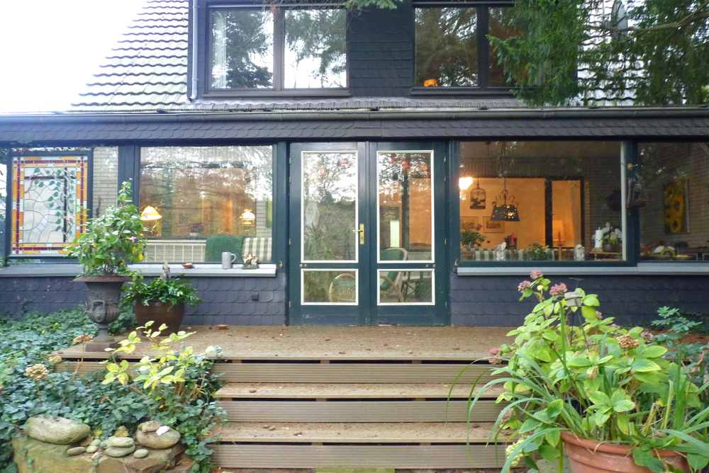 DHH mit 5 ZIMMERN, GROßEM GARTEN, 
GARAGE, 2 BÄDERN, KELLER - 
SANIERUNGSWÜRDIG und PROVISIONSFREI