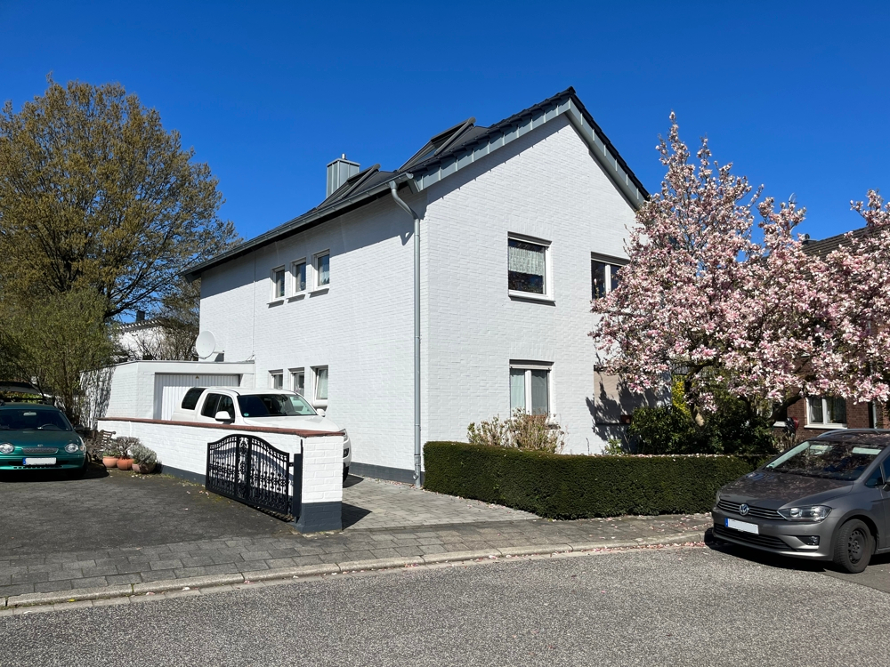 MODERNISIERTES GENERATIONENHAUS 
mit FLÄCHENPOTENTIAL
in BELIEBTER LAGE von NEUSS!