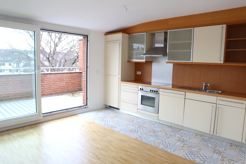 HELLE 2-ZIMMER-WOHNUNG mit BALKON, DUSCH- und WANNENBAD, EBK, ABSTELLKAMMER und NEUEM PARKETTBODEN!