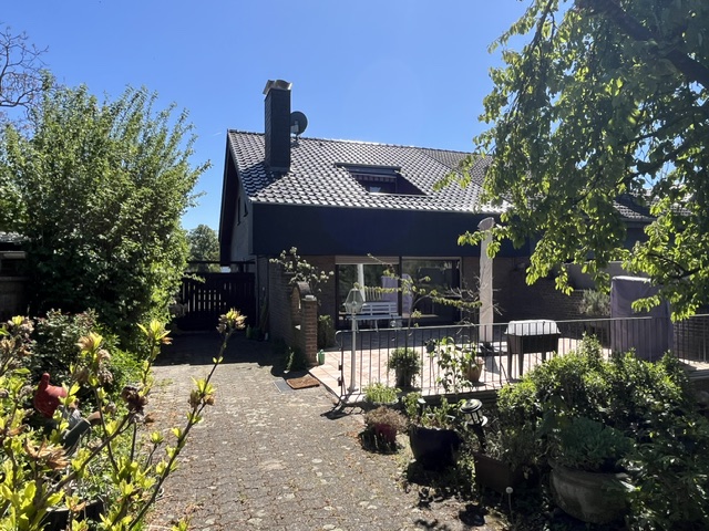 PROVISIONSFREI! DHH plus ELW 
WFL 148 m² + NFL 142 m², 5 Zi.
4 BÄDER, KAMIN, EBK, GARTEN + NEBENGEB.