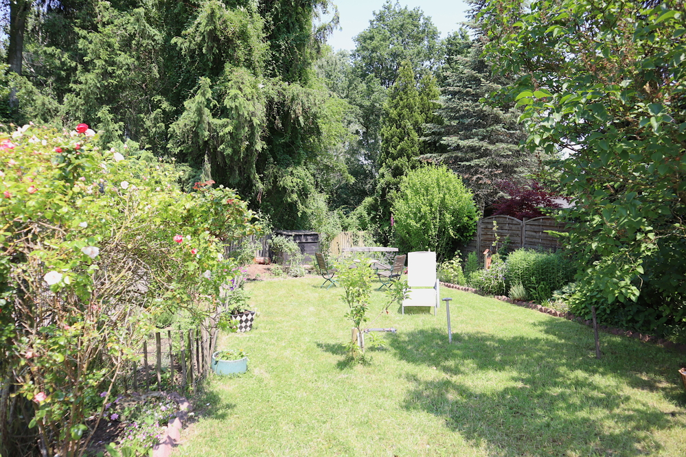 GARTENLUST statt WOHNUNGSFRUST
HAUSHÄLFTE für die KLEINE FAMILIE, MODERNES BADEZIMMER, KAMIN, GARAGE